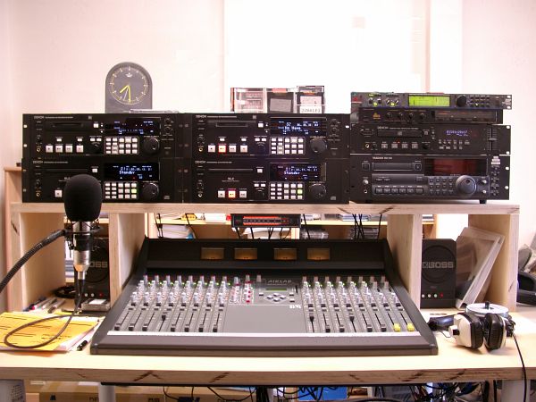 Sendemischpult und oben Gerte CD MD DAT Dynamik Range Expander